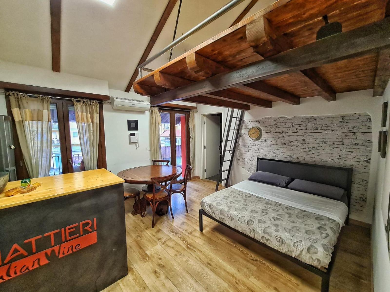 Regis B&B Camere Centro Storico 基瓦索 外观 照片